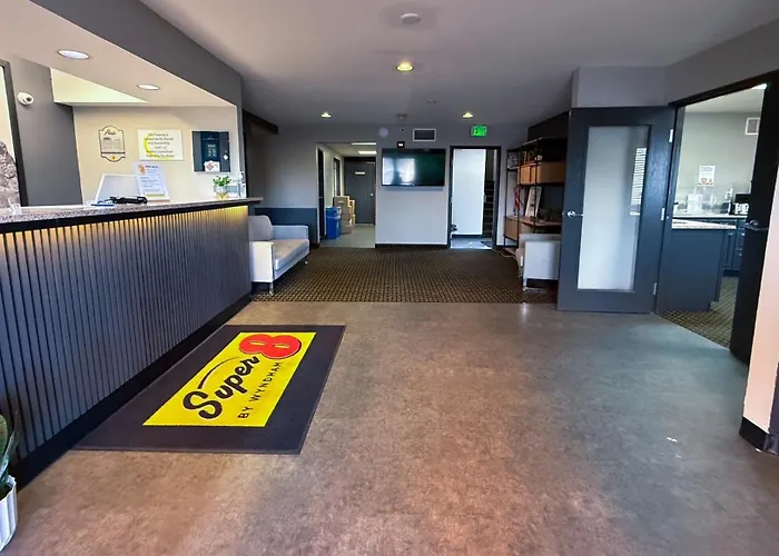 Super 8 By Wyndham Windsor
