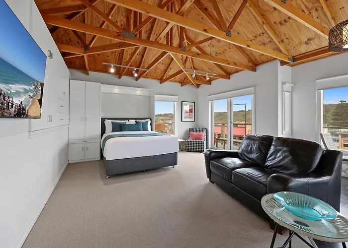 Waves Luxury Suites & Port Central Apartments