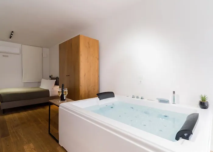 Glass House - Smart Rooms & Parking