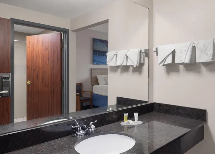 Days Inn By Wyndham Phenix City Near Fort Benning