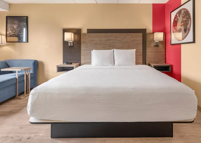 Ramada By Wyndham Minneapolis Golden Valley