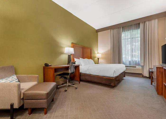 Comfort Inn & Suites Lavale - Cumberland