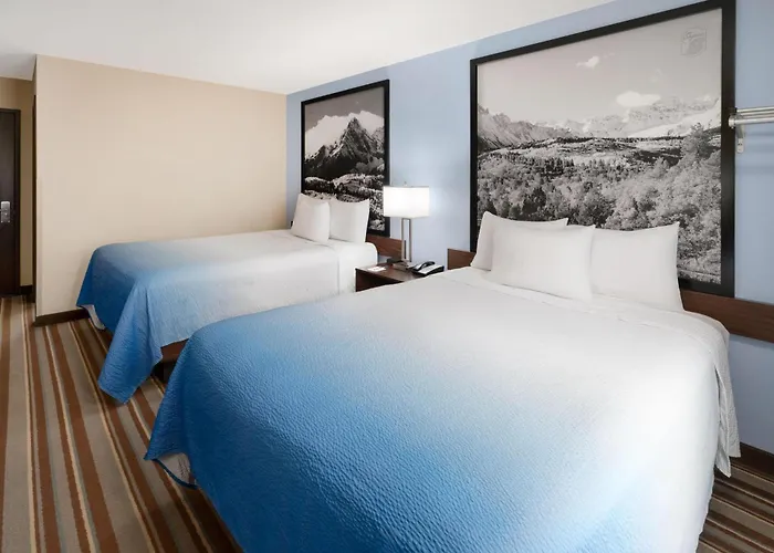 Super 8 By Wyndham Longmont/Twin Peaks