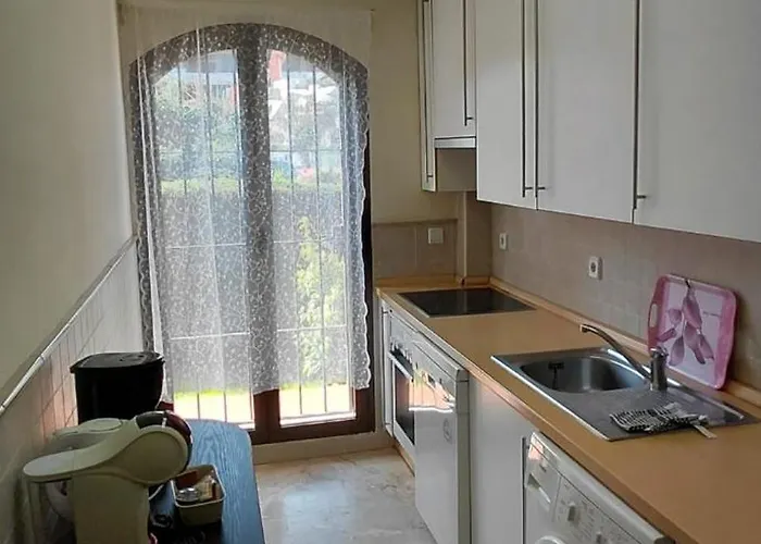 Apartamento De Dos Dormitorios Y Un Bano Con Piscinas Y Jardines Cercano A La Playa