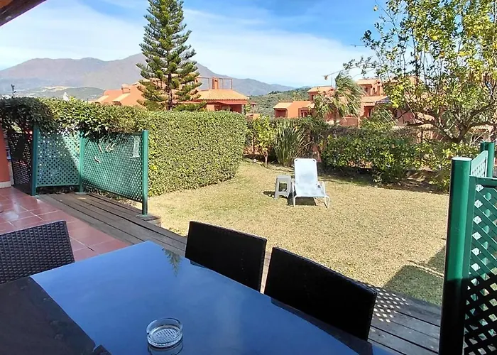 Apartamento de dos dormitorios y un baño con piscinas y jardines cercano a la playa