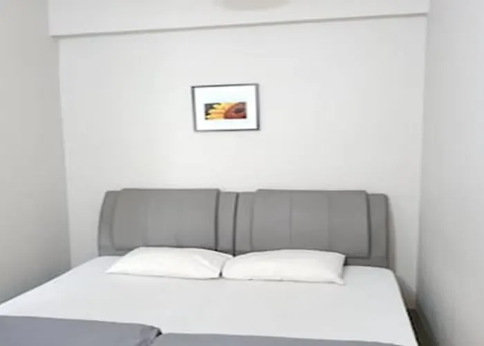 Spot On 89751 Bed Station Guest House