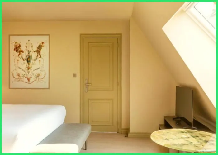 Hotel Kuber Palace: Beachfront Comfort with Temple Proximity