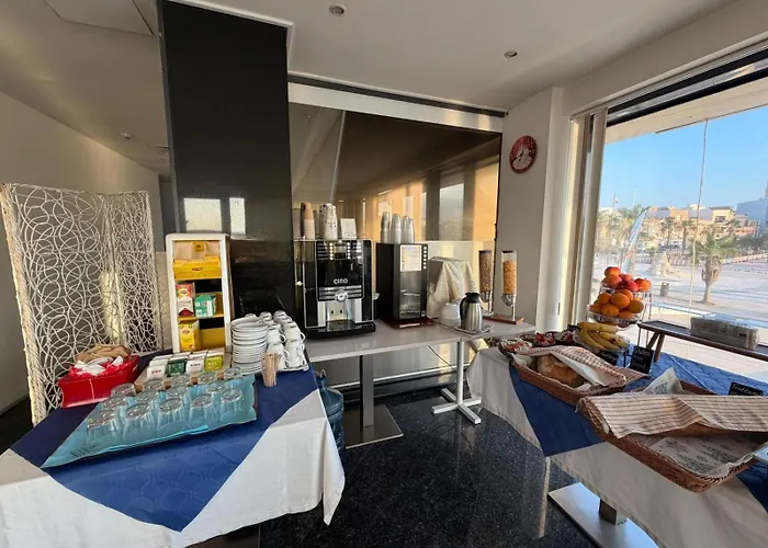Water'S Edge Hotel