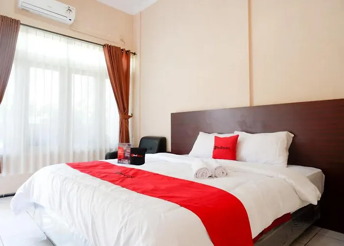 Reddoorz Plus Near Stadion Wijaya Kusuma
