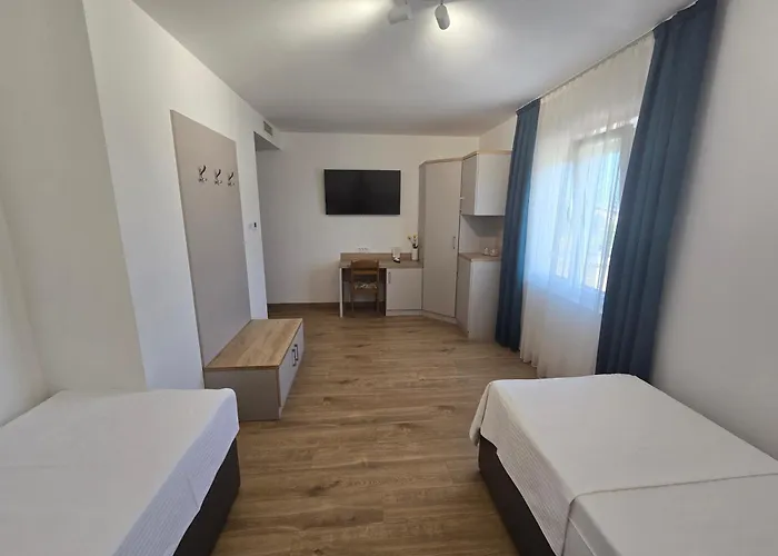 Hotel 81