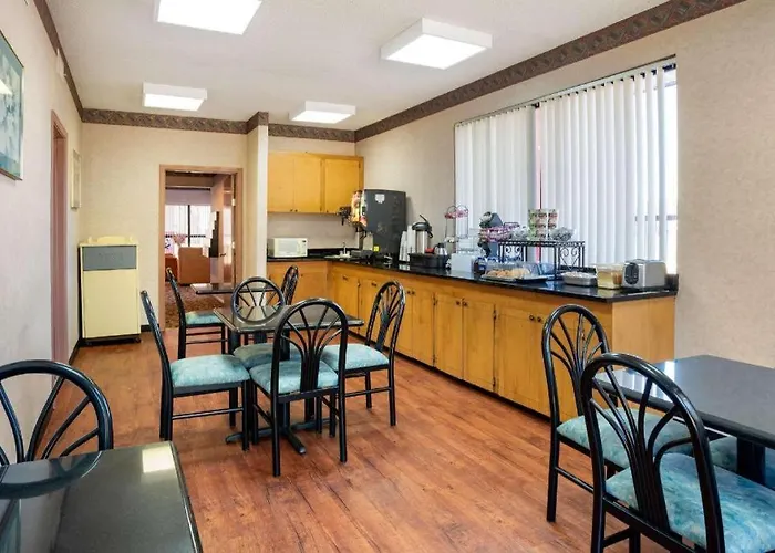 Econo Lodge Inn & Suites Forest