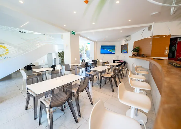 Avis Hotel