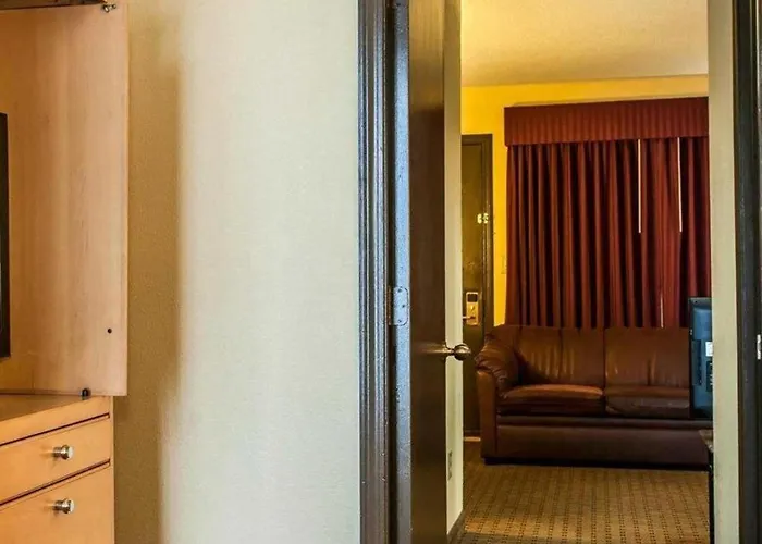 Quality Inn & Suites Shelbyville I-74