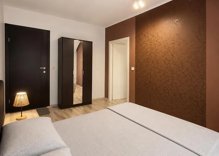 Struga Rooms-Dhoma-Sobi