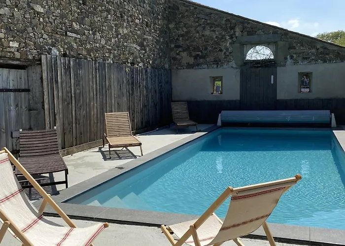 Chambre studio au Bord de la Piscine chauffée et privée pour vous le soir !