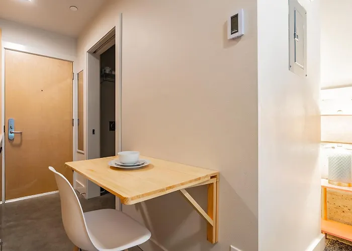 Downtown Edge-Stylish Studio Near Hospitals & Downtown