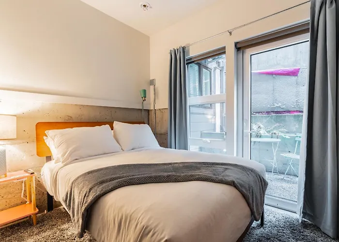 Downtown Edge-Stylish Studio Near Hospitals & Downtown