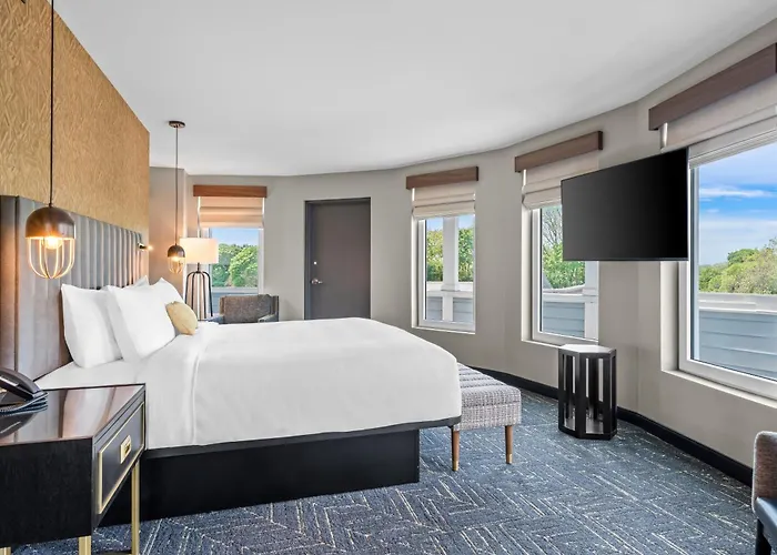 Beacon Suites Hotel