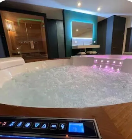 Loveroom Lens