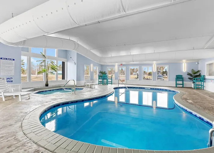 King Bed, Jacuzzi, Private Balcony By Gull Lake