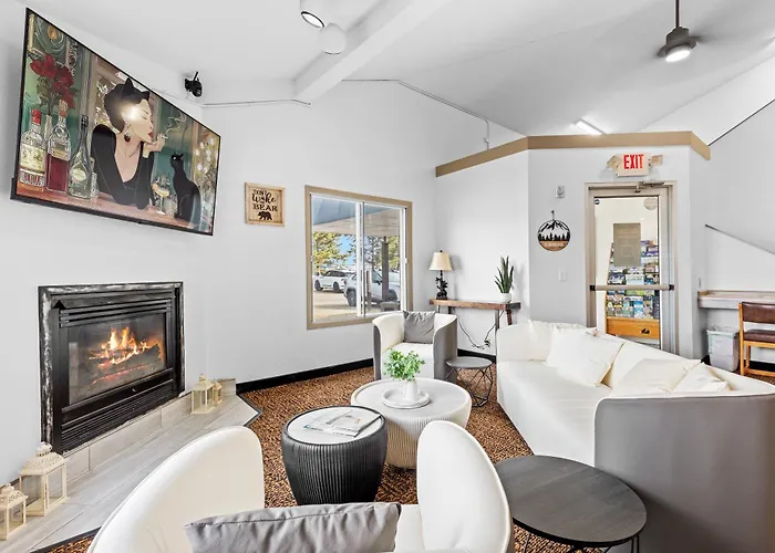 King Bed, Jacuzzi, Private Balcony By Gull Lake