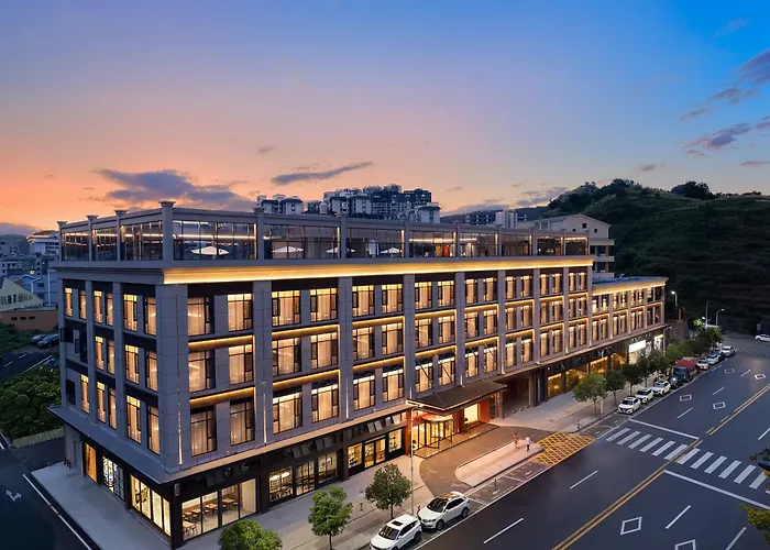 Phoenix Sky Pool Hotel-Newly Opened 2026 Free Pick-up Service Rooftop Infinity Pool Kids Playground On-site Café Near Fenghuang Scenic Area