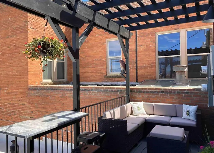 Luxe Main St Loft With Rooftop Lounge And Balcony