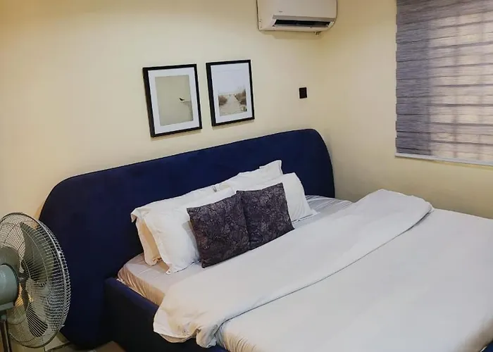 De' Mayors Court Suites&Bar