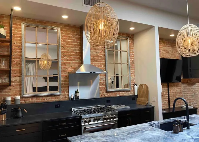 Luxe Main St Loft With Rooftop Lounge And Balcony