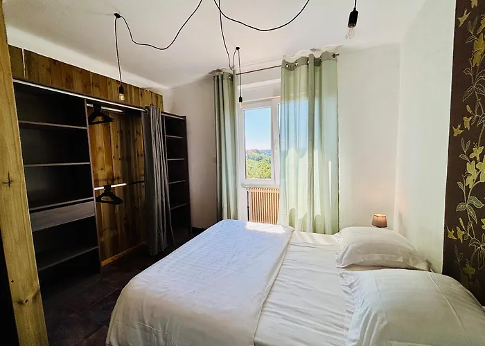 Logis Hotel-Restaurant Aux Trois Roses