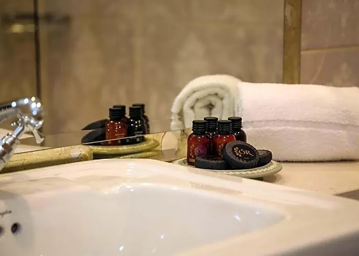 Avalon House Hotel