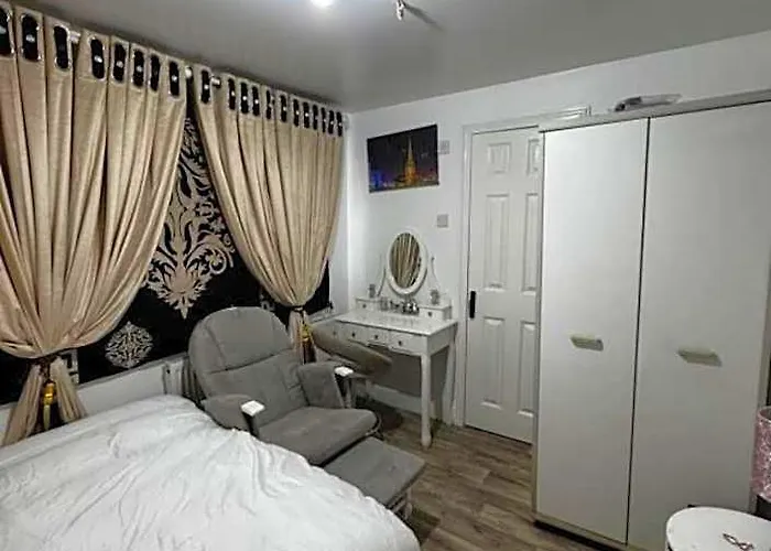 Oyo Unique Guestroom - Farnworth, Easy Access To Bolton