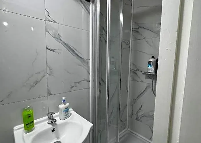 Oyo Unique Guestroom - Farnworth, Easy Access To Bolton