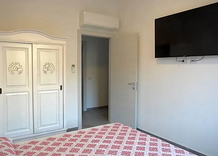 Charming Santantioco Red Apartment With 2-Way Air Con Uncovered Parking