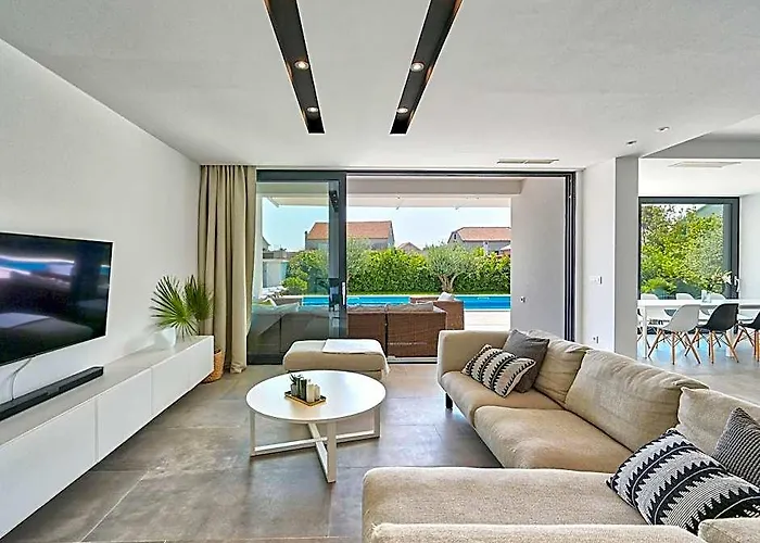 Bedroom Villa Near Split With Pool