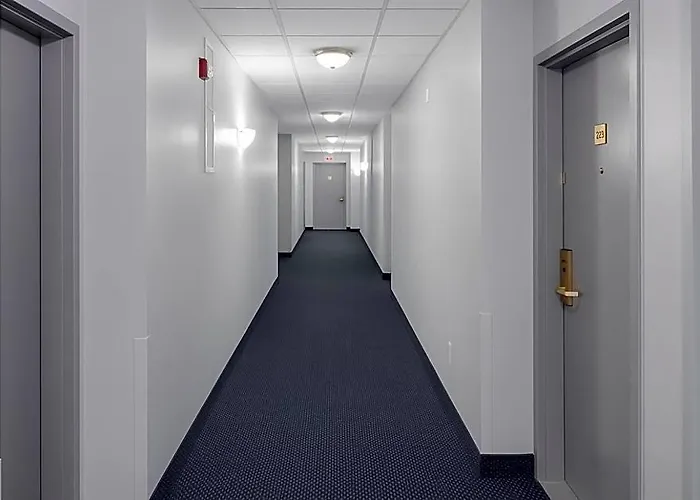 Signature Stay Inn & Suites - Downtown Hamilton