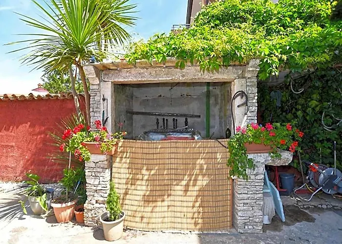 Bright Studio Apartment With Pool View