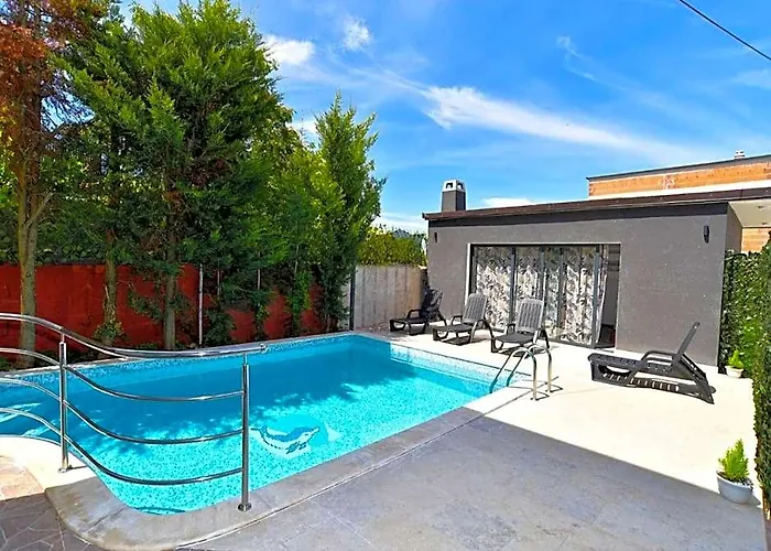 Bright Studio Apartment With Pool View