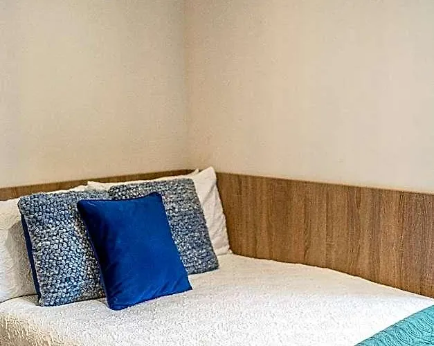 Wolverhampton Spacious Apt 12 Central Location