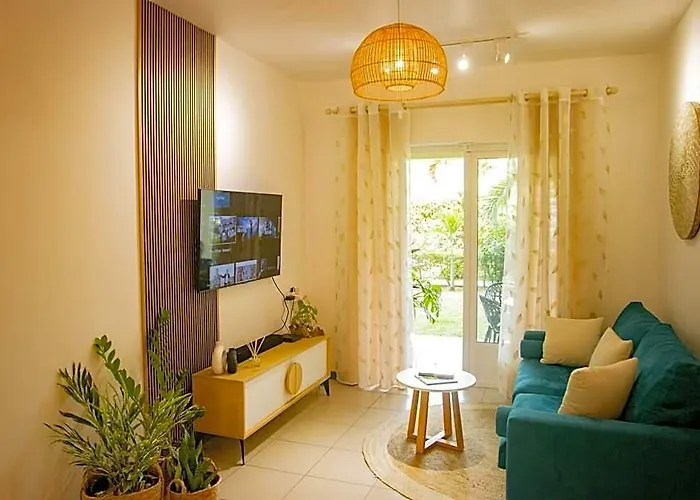 Tropical Getaway Near The Beach