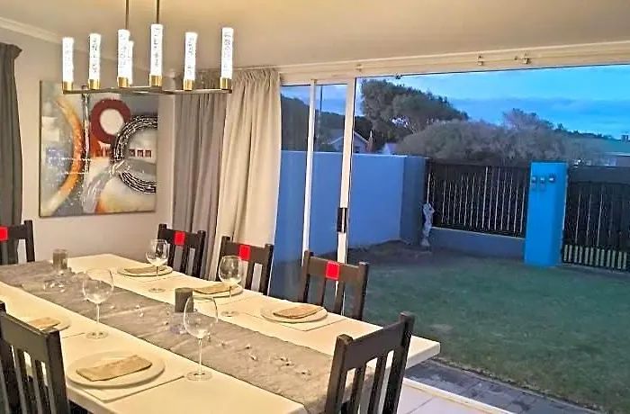25 On Main Struisbaai
