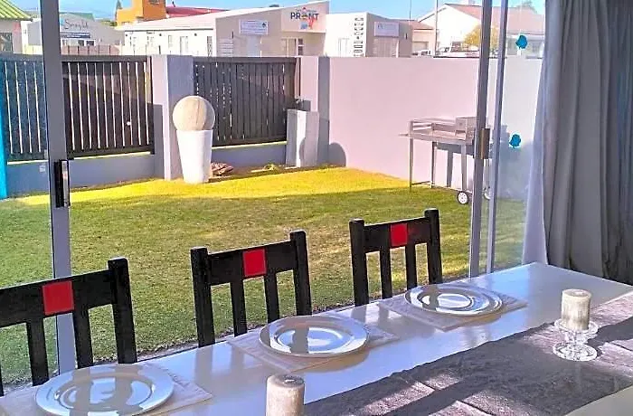 25 On Main Struisbaai