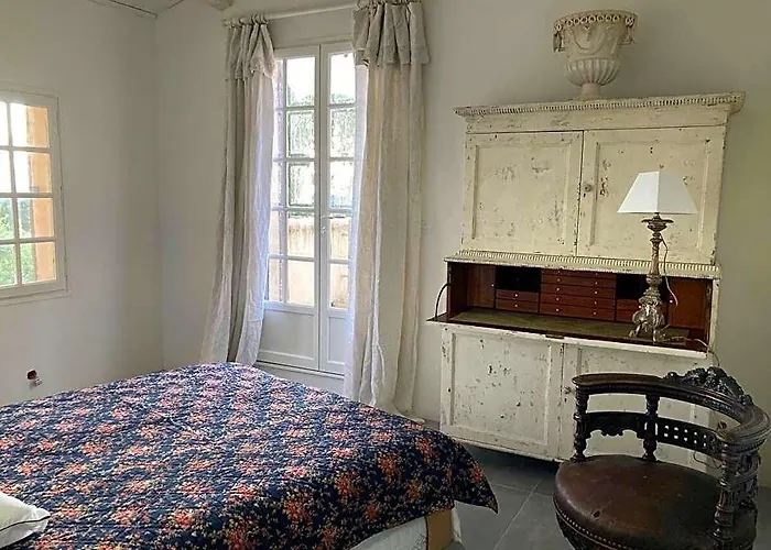 Maison Avec Grande Piscine Surplombant La Garrigue