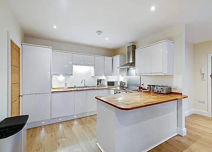 3 Bedroom Apt. 04 + Parking In Maidenhead
