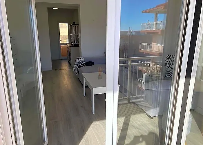 Apartment To 100M Of The Beach