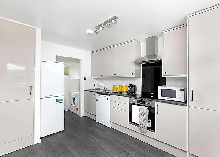 Skyvillion - Lush 2 Bed Hydean Way House Garden