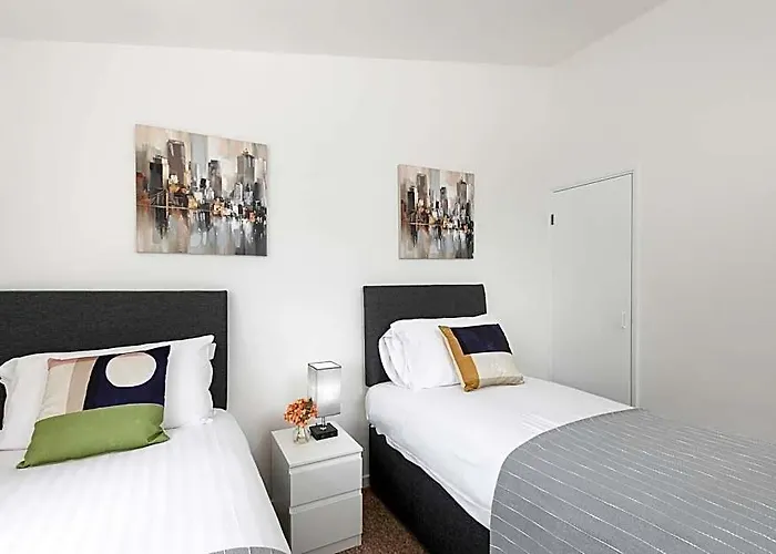 Skyvillion - Lush 2 Bed Hydean Way House Garden