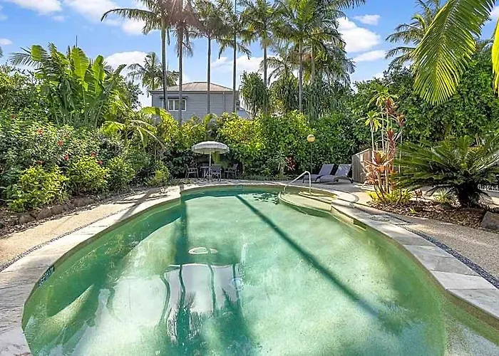 Belle Vue ~ Noosa Riverfront Location & Blue Views
