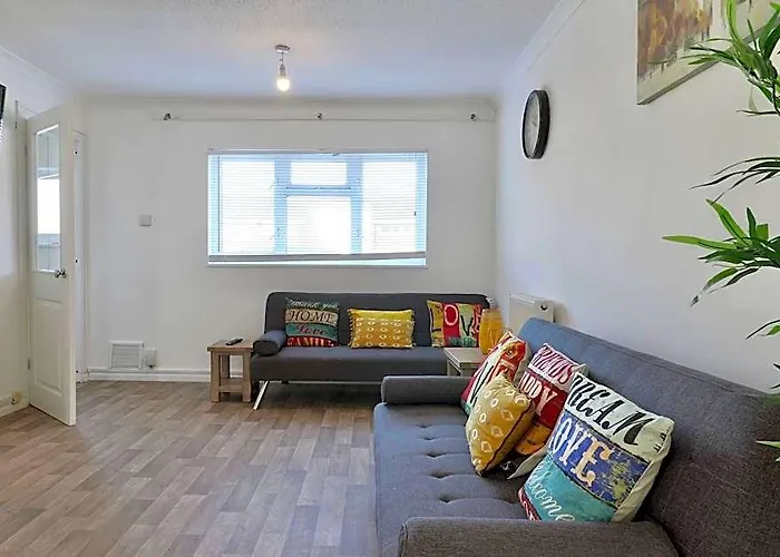 Skyvillion - Valley Way - 3Bed House In Stevenage