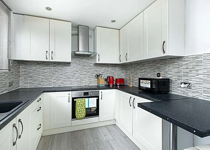 Skyvillion - 2Bed House Wgrdnparking In Hatfield